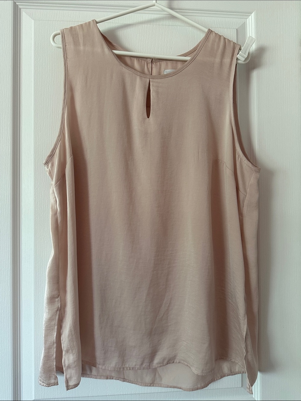 Contemporaine Silky Sleeveless Keyhole Blouse - Light Blush